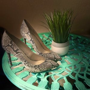 Jessica Simpson Haneh pump in taupe snakeskin